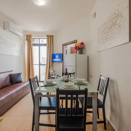 Seashells 2 Bedroom With Sunny Terrace With Stunning Sea Views - By Getawaysmalta Apartman